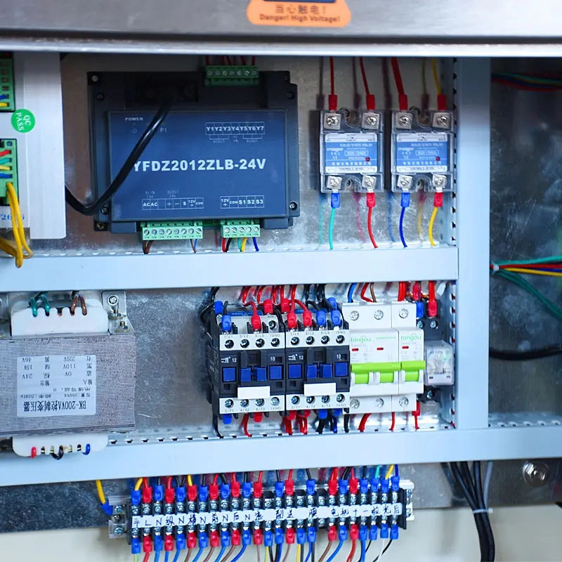 クワッドシール袋包装機の詳細 - PLC 制御電気ボックス
